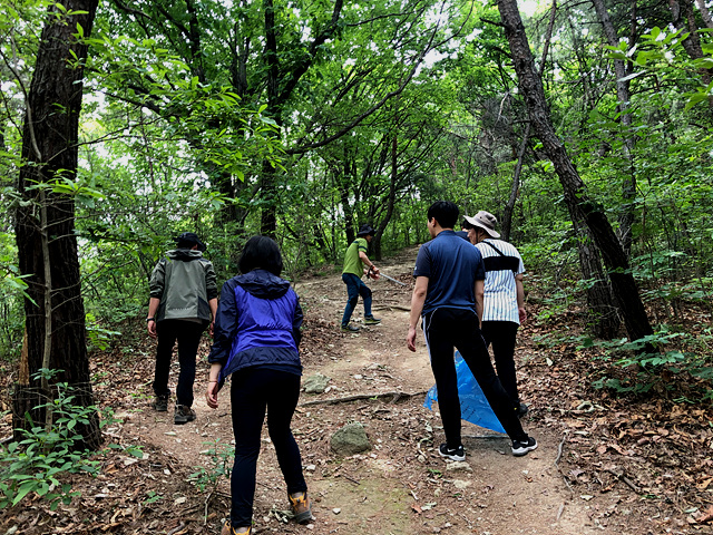 ▲ 경산시 건축과(과장 김태규) 직원들이 지난 6일 성암산(해발 469m)을 찾아 환경정화 활동을 전개했다.ⓒ경산시