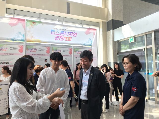 ▲ 학생들이 개발한 제품에 대해 설명을 듣고 있는 이영화 교학부총장.ⓒ대구한의대