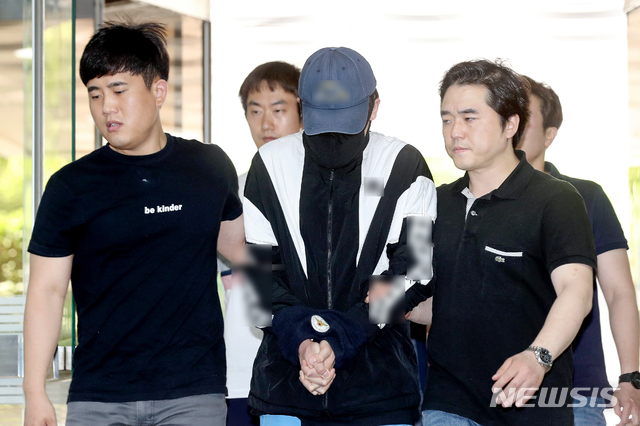 ▲ 성폭력범죄의 처벌 등에 관한 특례법 위반(주거침입 강간미수) 혐의를 받는 A씨(30)가 지난달 31일 서울 서초구 서울중앙지방법원에서 열린 영장실질심사에 출석하고 있다. A씨는 지난달 28일 서울 관악구 신림동 소재 한 건물에 사는 여성의 집에 따라 들어가려 한 혐의를 받는다. ⓒ뉴시스