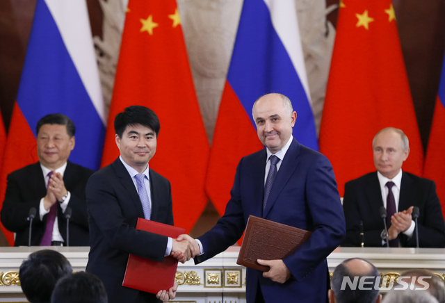 ▲ 궈핑 화웨이 순환회장과 알렉세이 코르냐 러시아 MTS의 CEO가 5일(현지시간) 러시아 모스크바에서 5G 네트워크 구축 계약 체결한 후 악수하고 있다ⓒ뉴시스.