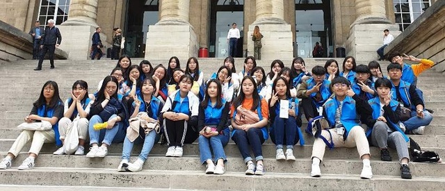 ▲ 세종시교육청과 대전시교육청이 공동 주관으로 1~9일까지 7박 9일간의 일정으로 프랑스 파리, 디종 및 스위스 제네바 등지에서 ‘2019 민주시민교육 학생 국외 현장체험학습’을 진행하고 있다. 사진은 학생들이 현장체험학습을 진행하고 있는 장면.ⓒ세종시교육청