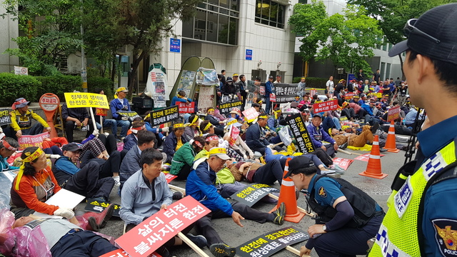 ▲ 속초·고성 산불피해자 비상대책위원회는 이날 서울 종로구 청와대 인근 효자동 치안센터 앞 및 여의도 더불어민주당사 등에서 '생계 보장'을 주장하며 상경 시위를 했다. ⓒ임혜진 기자