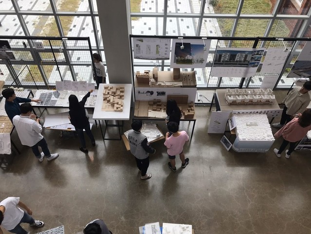 ▲ 7일 한국교통대 건축학부 건축학전공 학생들이 건축관 1층 로비에서 졸업작품 전시회를 열고 있다.ⓒ한국교통대