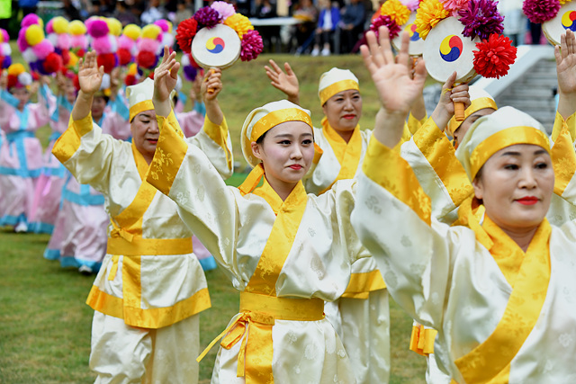 ▲ 경산시자인단오제에서 열린 여원무 공연 장면.ⓒ경산시