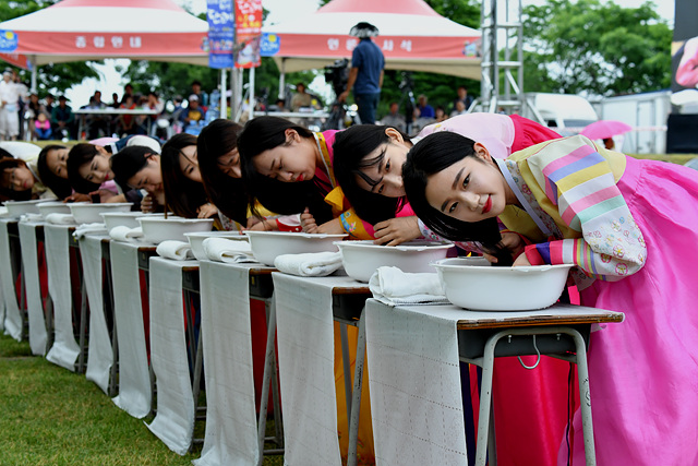▲ 경산자인단오제 창포머리감기 시연 모습.ⓒ경산시