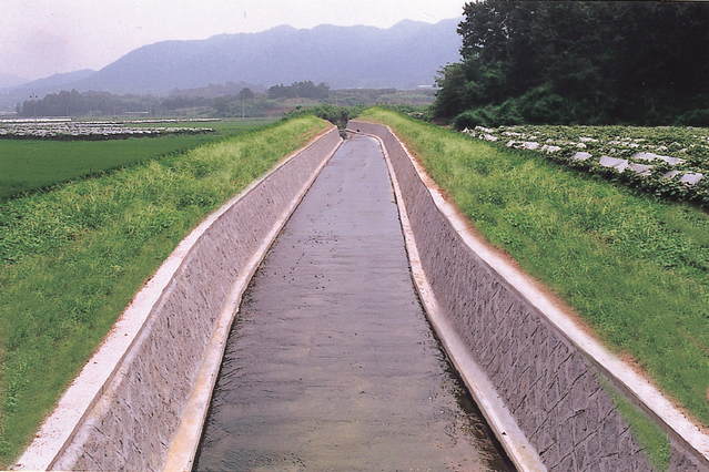 ▲ 김천시는 2019년 농업기반 정비사업 176지구에 151억원의 사업비를 들여 배수개선사업 및 저수지 건립 등 대형 국책사업을 추진하고 있다. 사진은 배수로 정비 장면.ⓒ김천시
