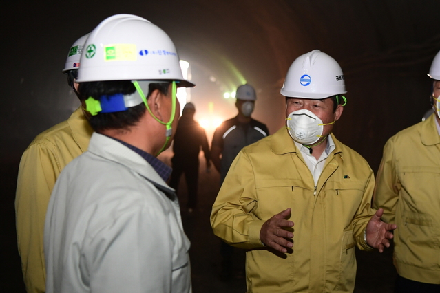 ▲ 김충섭 김천시장이 도로 공사현장을 찾아 현장관계자들과 도로 건설 과정에 대해 의견을 나누고 있다.ⓒ김천시