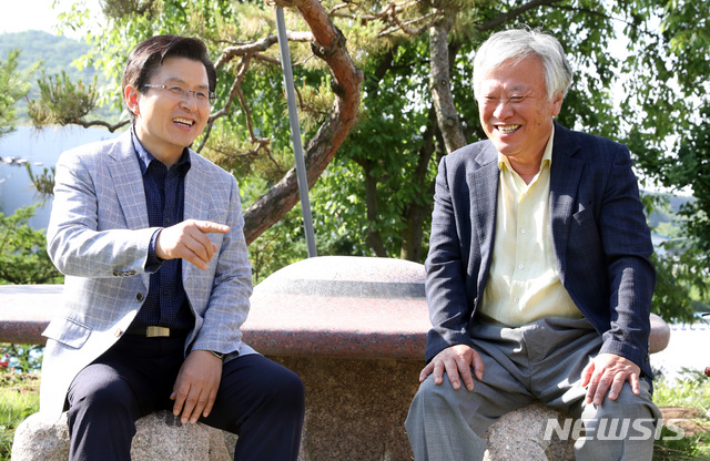 ▲ 자유한국당 황교안 대표가 8일 오전 경기도 이천 설봉산 자락에 위치한 소설가 이문열의 문학사숙 부악문원을 찾아 이문열 작가와 이야기를 나누고 있다. ⓒ뉴시스