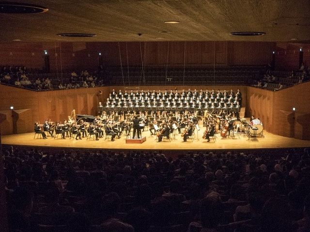 ▲ 숭실OB남성합창단은 8일 오후 예술의전당에서 열린 제39회 정기연주회에서 마지막 앵콜곡으로 숭실OB 18번곡 '평화의 기도'를 연주, 입추의 여지없이 2500석을 가득 메운 관객들로부터 뜨거운 박수를 받았다. ⓒ뉴데일리