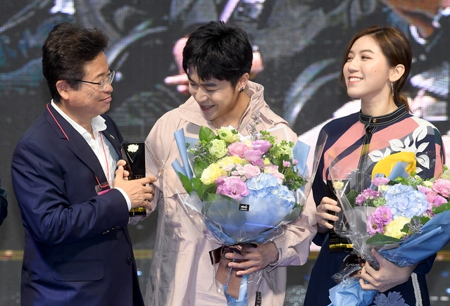 ▲ 왼쪽부터 이철우 경북도지사, 중국 아이돌 가수 겸 배우 유펑, 말레이시아 배우 폴린탄.ⓒ경북도