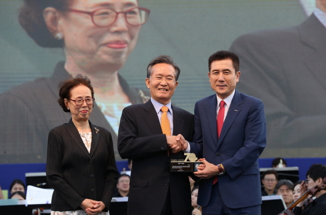 ▲ 이강덕 포항시장(오른쪽)이 지역발전 공로자 이대공(가운데)씨에게 공로패를 수여하고 있다.ⓒ포항시