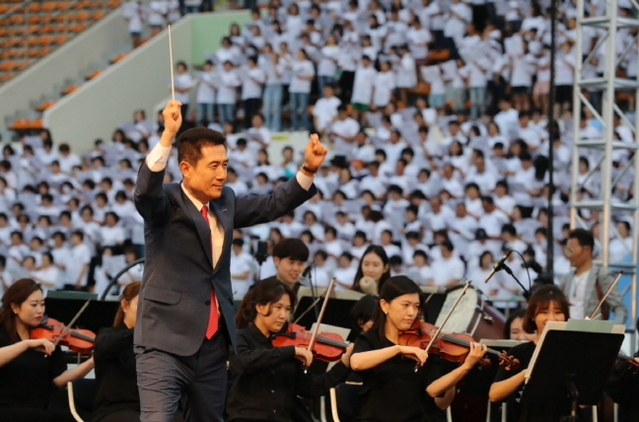 ▲ 이강덕 포항시장이 대합창단을 지휘하고 있다.ⓒ포항시