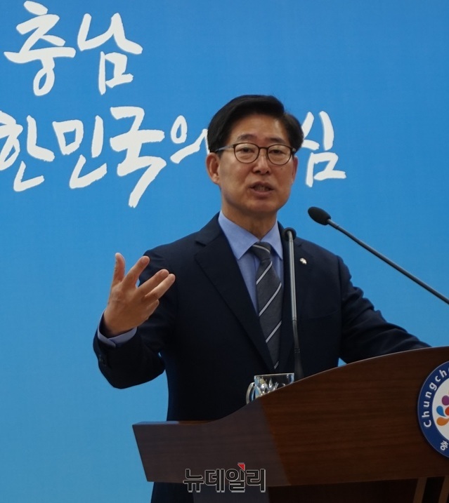 ▲ 양승조 충남도지사가 10일 도청 브리핑룸에서 부남호 역간척 사업 추진 등과 관련해 기자회견을 갖고 있다.ⓒ김정원 기자