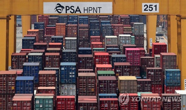 ▲ KDI가이 3개월 연속 우리 경제에 대해 '경고음'을 냈다. 생산이 소폭 확대되고 있지만 수출을 중심으로 경기 부진이 지속하고 있다고 전망했다. 사진은 이달 5일 오전 부산 강서구 부산항 신항 모습. ⓒ연합뉴스