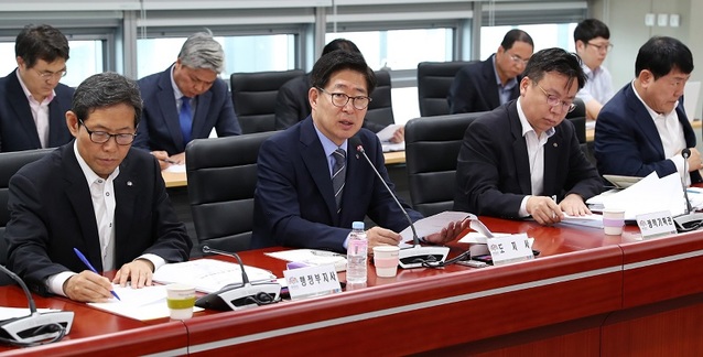 ▲ 양승조 충남도지사가 10일 실국원장회의를 주재하고 “오늘은 6·10 민주항쟁이 일어난 지 32년이 되는 날”이라며 “오늘날 우리가 누리는 자유와 인권은 끊임없는 항쟁 속에서 피워낸 자랑스러운 민주주의의 꽃임을 기억해야 한다”고 말했다.ⓒ충남도