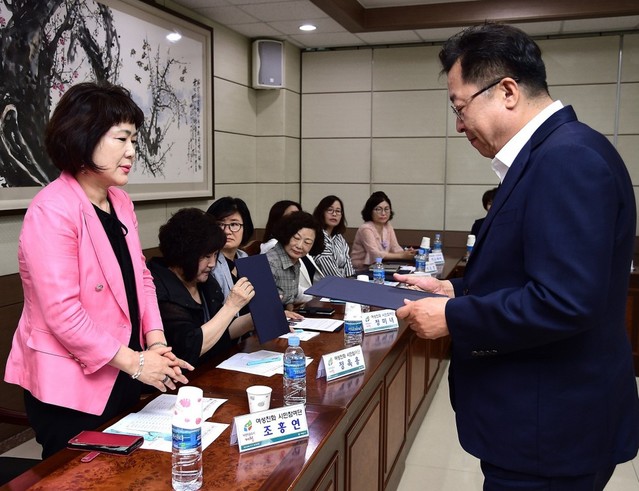 ▲ 10일 이상천 시장(오른쪽)이 조홍연 제천여성친화 시민참여단에게 위촉장을 전달하고 있다.ⓒ제천시