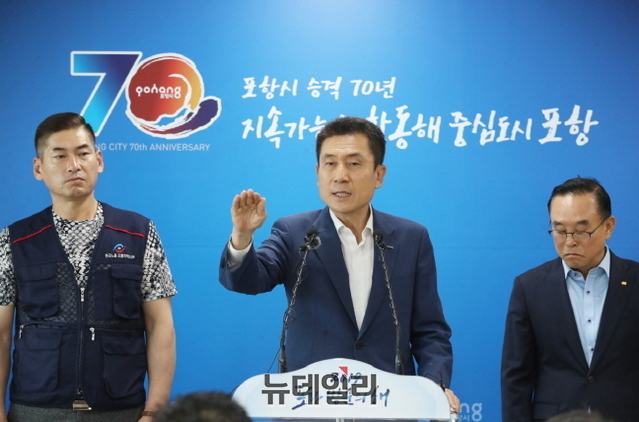 ▲ 이강덕(가운데)포항시장이, 지역 경제계및 노동계 대표들과 함께 기자회견을 열고 '중국 청산강철의 부산냉연공장 투자유치' 반대 공동성명을 발표하고 있다.ⓒ뉴데일리