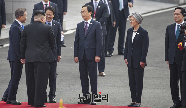 ▲ 남북정상회담 참석차 방남함 북한 김정은이 지난해 4월 27일 오전 경기도 파주 판문점 남측 평화의 집 앞에서 열린 공식환영식에서 문 대통령의 안내를 받으며 임종석 대통령 비서실장과 인사하고 있다. ⓒ뉴데일리 DB