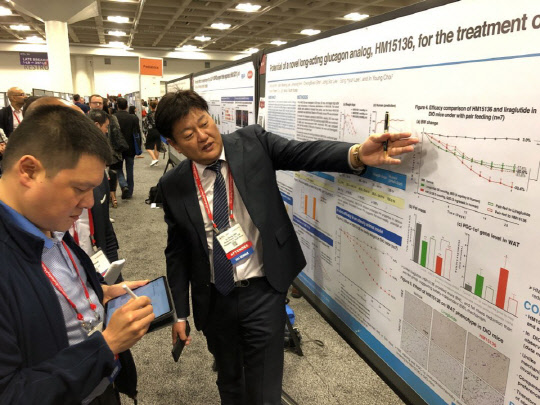 ▲ 미국 샌프란시스코에서 7일 개막한 제79회 ADA(미국당뇨병학회)에서 최인영 한미약품연구센터 상무(오른쪽)가 'LAPSGlucagon Analog'의 주요 연구 결과에 대한 포스터 발표를 진행하고 있다. ⓒ한미약품