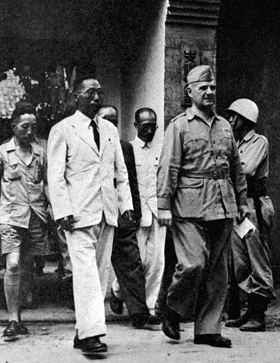 ▲ 美·김구 ‘한반도 침투작전’ 회의 - 1945년 8월 광복군과 미군의 국내 침투 작전 회의 후, 김구 주석과 미 전략정보국 도너번 장군이 회의장을 나서고 있다. 두 사람 가운데 이범석(흰옷) 광복군 제2지대장. ⓒ국사편찬위원회