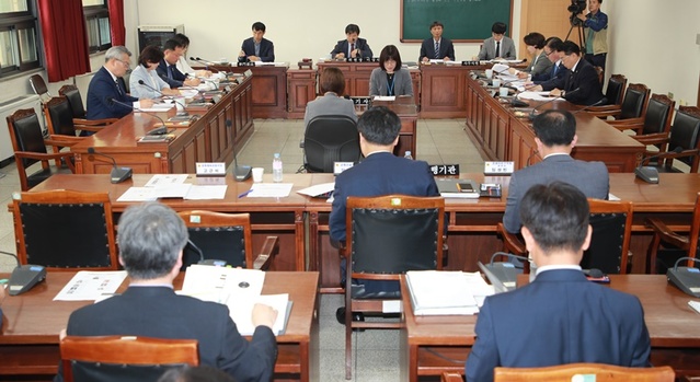 ▲ 충북도의회 청주공항활성화지원특별위원회가 10일 회의를 열어 지원 방안을 모색하고 있다.ⓒ충북도의회