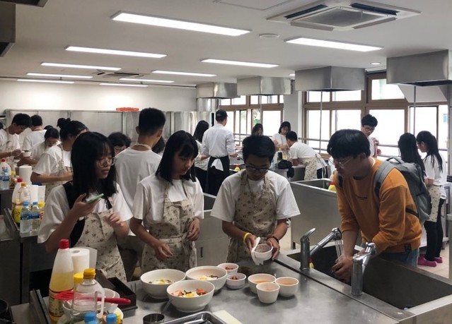 ▲ 베트남 닌빈시 학생방문단이 대원대에서 비빔밥만들기 체험을 하고 있다.ⓒ대원대