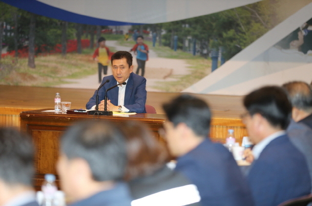 ▲ 이강덕 포항시장이 지역업체 수주확대 TF팀 및 주요사업 부서 집중 점검 회의를 주재하고 있다.ⓒ포항시