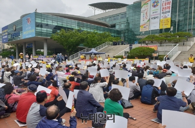 ▲ ‘오천읍 SRF 비상대책위원회’를 비롯한 오천읍·청림동·제철동 주민 200여 명이 포항시청 앞에서 SRF 가동 중단을 요구하는 집회를 열었다.ⓒ뉴데일리