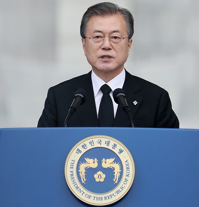 ▲ 문재인 대통령이 6일 국립현충원에서 열린 제64회 현충일 추념식에 참석해 추념사를 하고 있다. ⓒ청와대