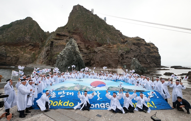 ▲ 경북도의회는 일본의 역사왜곡과 독도 침탈 야욕을 규탄하는 독도수호 결의대회가 열렸고 마지막으로 의원모두가 대형태극기를 잡고 ‘독도는 우리땅’을 외치는 퍼포먼스를 가져 독도를 가슴속에 새겼다.ⓒ경북도의회