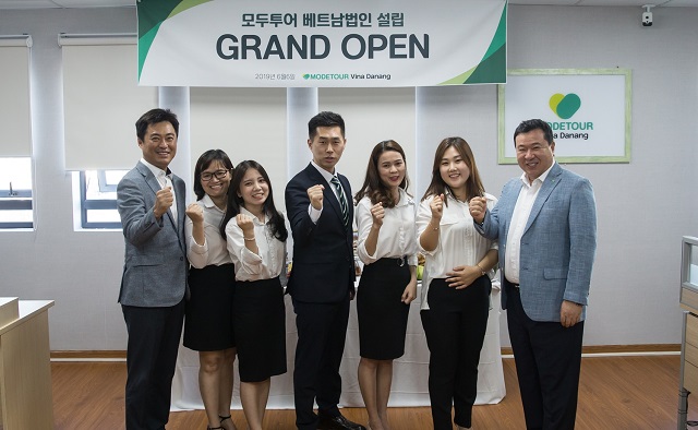 ▲ 모두투어 베트남 다낭법인에서 한옥민부회장(사진 우측첫번째)를 비롯한 관계자들이 기념촬영하고 있다. ⓒ모두투어
