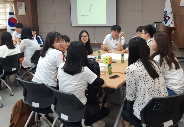 ▲ 지난 10일 단양교육지원청 대회의실에서 관내 보건교사와 학생들이 학교 성문화 정착 등을 위한 '성 존중 토론회'를 열고 있다.ⓒ단양교육지원청