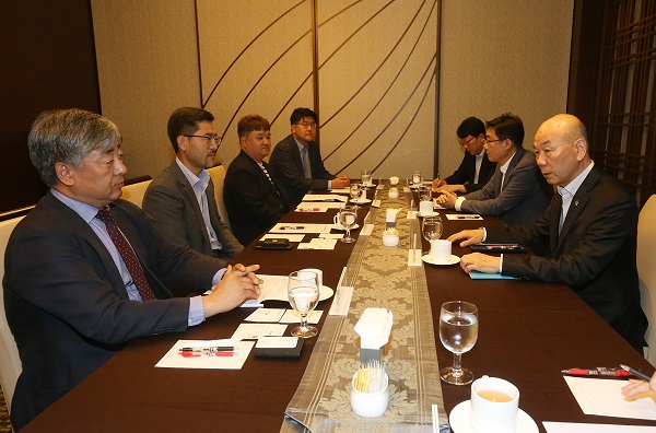 ▲ 지난 10일 서울 양재동 엘타워에서 열린 'OTT 사업자 간담회'에 참석한 인사들. 왼쪽부터 김덕조 (주)시냅스엠 대표이사, 김정렬 (주)아프리카TV 이사, 이효성 방통위원장, 김경익 (주)판도라디비 대표이사, 이병기 (주)곰앤컴퍼니 대표이사, 김요한 (주)왓챠 이사. ⓒ방송통신위원회