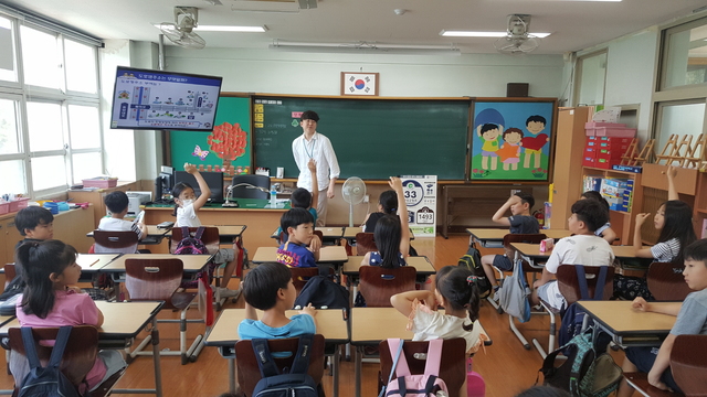 ▲ 달성군은 지역사회교과 수업과 연계한 도로명주소에 대한 이해를 돕고 올바른 표기방법과 위치 찾기 활용교육을 위해 ‘찾아가는 도로명주소 홍보교실’을 운영한다.ⓒ달성군