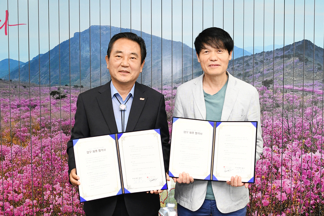 ▲ 대구 달성군(군수 김문오)과 롯데시네마가 지역사회 발전을 위한 협약을 체결했다. 왼쪽은 김문오 달성군수.ⓒ달성군