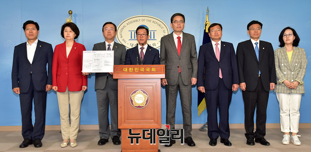 ▲ 자유한국당 문다혜 해외이주 의혹 진상조사 TF는 11일 기자회견을 열고 문재인 대통령의 사위 서모씨와 관련된 벤처캐피탈 업체 '케이런벤처스'의 특혜 의혹에 대해 청와대의 해명을 요구했다. (왼쪽부터)송석준·김승희·김종석·이종배·곽상도·정점식·최교일·김현아 자유한국당 의원. ⓒ정상윤 기자