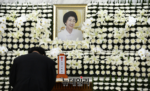 ▲ 故 이희호 여사의 빈소가 마련된 11일 오전 서울 서대문구 세브란스병원 장례식장에 조문객이 빈소를 찾아 조문하고 있다. 이 여사는 지난 10일 오후 노환으로 별세했다. ⓒ이종현 기자