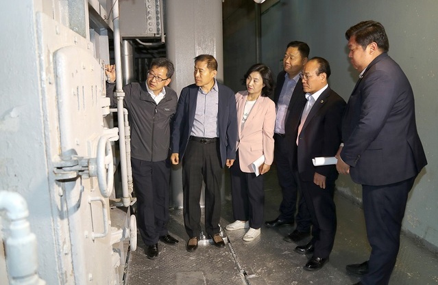 ▲ 대전시의회 복지환경위원회 소속 위원들이 11일 환경에너지사업소를 방문해 현안 추진사항을 점검하고 애로사항 등을 청취했다.ⓒ대전시의회