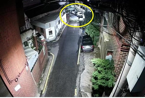 ▲ 지난 10일 은평구에서 검거된 50대 '바바리맨' CCTV 사진.ⓒ서울시