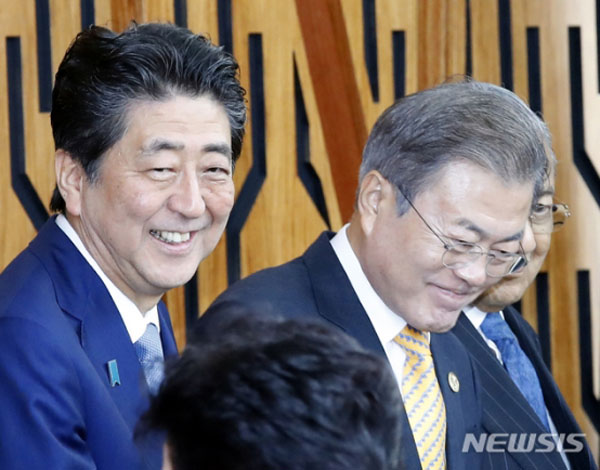 ▲ 지난 5월 17일 파푸아뉴기니 APEC 하우스에서 만난 아베 신조 일본 총리와 문재인 대통령. 한일관계 경색은 사실 정치적인 문제다. ⓒ뉴시스. 무단전재 및 재배포 금지.