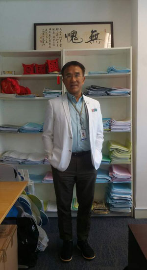 ▲ 필자와 인터뷰 후 의원사무실에서 포즈를 취한 친중파 마이클 티엔 (田北辰) 의원. 도주범 조례에 반대하고 있다. ⓒ허동혁