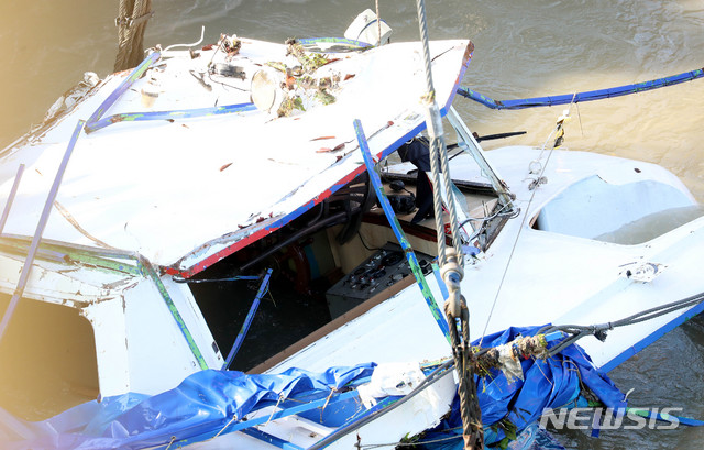▲ 11일 오전(현지시각) 헝가리 부다페스트 다뉴브강 유람선 침몰 사고현장에서 대한민국 정부 합동 신속대응팀과 헝가리 인양관계자가 함께 선체 인양을 하고 있다. ⓒ뉴시스