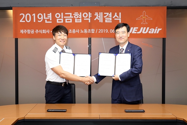 ▲ 지난 11일 박준 제주항공조종사노동조합 위원장(사진 왼쪽)과 이석주 제주항공 대표이사가 2019년 임금협약을 체결식을 가졌다ⓒ제주항공