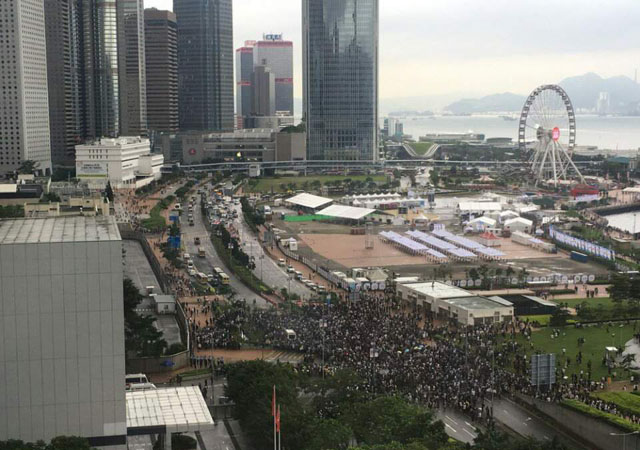 ▲ 입법회 주변 도로를 점거한 시위대. ⓒ데모시스토 제공