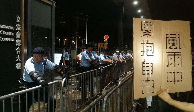 ▲ 어제 밤 입법회 주변 모습 ⓒ허동혁