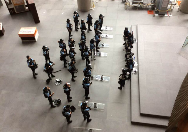 ▲ 입법회 안에서 출동준비하는 전경 ⓒ허동혁