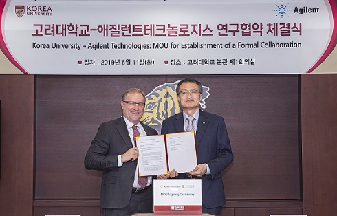 ▲ 11일 서울 성북구 고려대학교에서 MOU를 체결한 마이크 맥뮬란 애질런트테크놀로지스 대표(왼쪽), 이진한 고려대 연구부총장이 기념촬영을 하고 있다. ⓒ고려대
