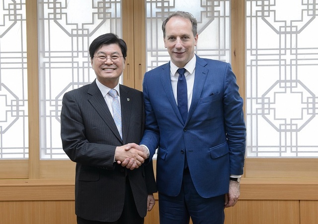 ▲ 이춘희 시장이 12일 시청 접견실에서 파비앙 페논(Fabien Penone) 주한프랑스 대사를 접견했다.ⓒ세종시