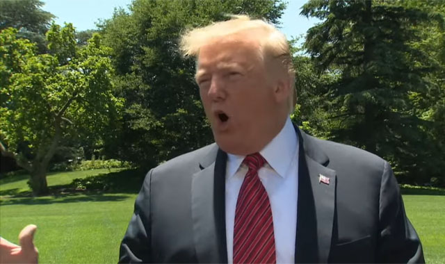 ▲ 도널드 트럼프 미국 대통령은 11일(현지시간) 아이오와주 행사에 참석하기 전 기자들과 중국과의 무역분쟁 협상에 대해 이야기를 나눴다. ⓒ워싱턴포스트 유튜브 채널 캡쳐.