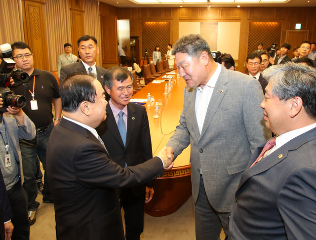 ▲ 장경식 경북도의회 의장(오른쪽 두번째)이 12일 국회 본관 접견실에서 문희상 국회의장(왼쪽)을 직접 만나 포항지진특별법 제정과 처리에 협력을 요청했다.ⓒ경북도의회